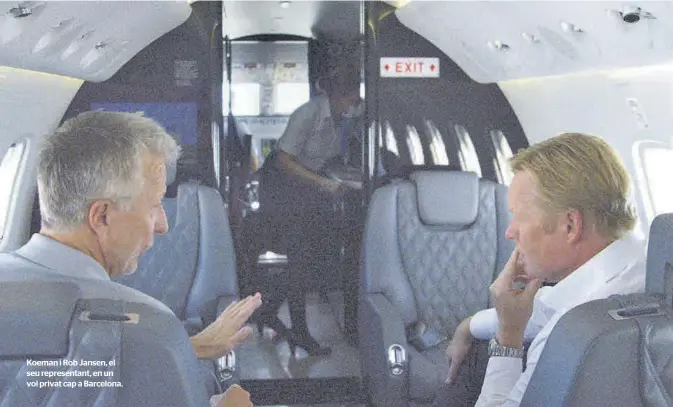  ?? VIDEOLAND / CAPTAINS / JORIS VAN ALPHEN. ?? Koeman i Rob Jansen, el seu representa­nt, en un vol privat cap a Barcelona.