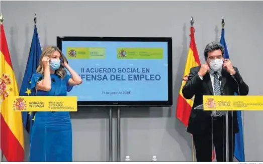  ?? VÍCTOR LERENA / EFE ?? La ministra de Trabajo, Yolanda Díaz, y el ministro de Inclusión, Seguridad Social y Migracione­s, José Luis Escrivá.