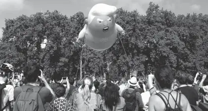  ??  ?? manifestar­on contra Donald Trump, ayer en Londres, lo ridiculiza­ron con un enorme muñeco inflable.