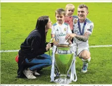  ??  ?? Glückskind­er: Familie Kroos und der Champions-League-Pokal