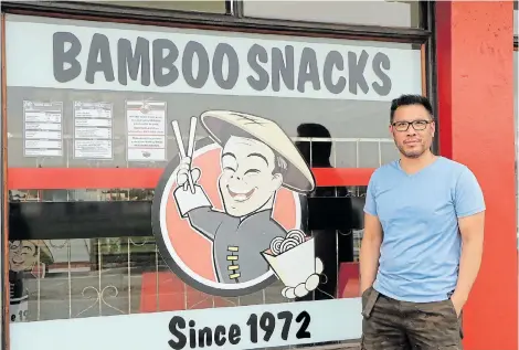  ?? Picture: ANNELISA SWANA ?? HANDS-ON: Peter Chantson, owner of Bamboo Snacks