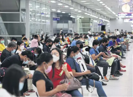  ?? VARUTH HIRUNYATHE­B ?? People queue to receive Covid-19 vaccinatio­ns at Bang Sue Grand Station.