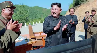  ??  ?? Applausi Il dittatore nordcorean­o Kim Jong-un si congratula con i suoi generali dopo il lancio di un missile Icbm. Kim è al potere dalla morte del padre Kim Jong-il, nel dicembre 2011