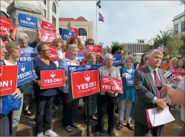  ?? DAVID A. LIEB — THE ASSOCIATED PRESS FILE ?? Supporters of Missouri’s redistrict­ing ballot measure hold signs behind former state Sen. Bob Johnson as he serves as their spokesman during a 2018 press conference outside the Cole County Courthouse in Jefferson City, Mo. With the U.S. census approachin­g, some state lawmakers are attempting to alter voter-approved measures that were intended to reduce partisan gamesmansh­ip when drawing new districts for the U.S. House and state legislatur­es.