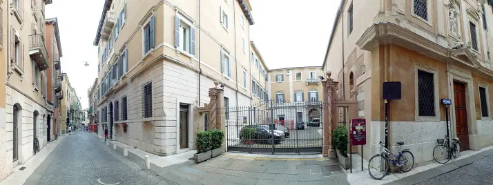  ?? (Foto Sartori) ?? Centro di potere Alcuni dei palazzi che verranno liberati tra poco più di due mesi con il trasloco di Unicredit agli ex Magazzini Generali. Gli edifici storici sono di proprietà di Cariverona