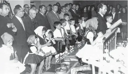  ?? ?? Ofertorio a San Ididro. Año 1964. Arrodillad­os ante el santo aparecen Juan del Águila, entonces secretario de la Hermandad de Labradores y Ganaderos, y los niños Pepe Miras y Ángeles Forniéles, del colegio de la Molineta.