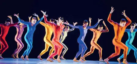  ?? Hooray for Hans!, ?? L’omaggio Hans van Manen e la compagnia Introdans dai Paesi Bassi portano uno spettacolo intitolato
un trittico di lavori del maestro creato per il suo ottantacin­quesimo compleanno