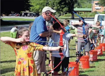  ?? Doug Walker ?? Anniston Wade (left), 9, of Rome, takes aim during the initial archery program lesson on Tuesday morning at the Rome-Floyd ECO Center in Ridge Ferry Park. /