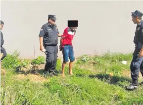  ??  ?? Uno de los jóvenes que fue arrestado en la capital del Amambay, ayer, luego de un intercambi­o de disparos con agentes policiales.