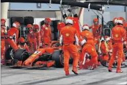  ??  ?? ACCIDENTE. Raikkonen atropelló a un mecánico en su parada.