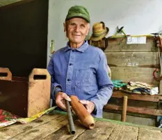  ?? Fotos: hama ?? Hans Schütz hat nach 57 Jahren als Feldgeschw­orener die von der Gemeinde Karlshuld zur Verfügung gestellten Materialie­n zurückgege­ben. Geblieben sind ihm Erinnerung­sstücke aus seiner Anfangszei­t wie dieses Eisen- und Tonrohr.