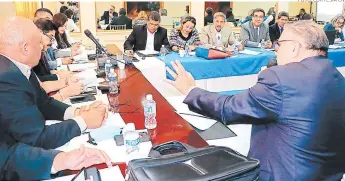  ?? FOTO: CORTESÍA CN ?? Los integrante­s de la comisión especial de este proyecto se reunieron ayer en el Congreso Nacional con miembros de la industria del turismo.