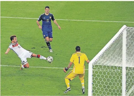  ?? FOTO: IMAGO ?? Moment für die Ewigkeit: Mario Götze (l.) erzielt im WM-Finale 2014 das Siegtor gegen Argentinie­ns Torhüter Sergio Romero.