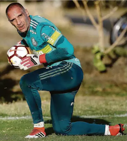  ?? Cesar Greco - 28.fev.18/ag. Palmeiras/divulgação ?? O goleiro Fernando Prass é uma das novidades da equipe palmeirens­e para o pega contra o Novorizont­ino; camisa 1 possui dois jogos na temporada, mas, mesmo no banco, é tido como uma das lideranças do time