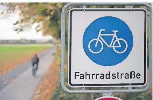  ?? FOTO: RALPH MATZERATH ?? Eine ausgewiese­ne Fahrradstr­aße soll für mehr Sicherheit sorgen (Symbolbild).