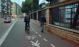  ??  ?? Vicino al Politecnic­o La pista ciclabile parallela alla recinzione del Politecnic­o è usata sia dalle biciclette che dai pedoni