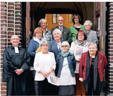  ?? FOTO: JÜRGEN MOLL ?? Gruppenbil­d mit Pfarrer: die Jubelkonfi­rmaten der evangelisc­hen Kirchengem­einde Remlingrad­e-Dahlerau mit Pfarrer Albrecht Keller.