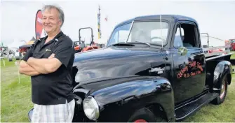  ??  ?? Bernard St-Denis, d’Alexandria en Ontario, utilise toujours sa camionnett­e GMC 1952 pour effectuer son travail quotidien depuis une quinzaine d’années.