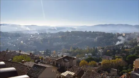  ??  ?? Brouillard ou brûlages ? Les fumées sont de retour à Grasse malgré la règlementa­tion stricte et la toxicité avérée.