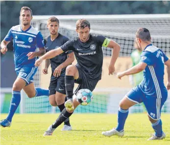  ?? FOTO: VOLKER STROHMAIER ?? Der SV Ochsenhaus­en (am Ball Konrad Licht) empfängt den FV Ravensburg II.