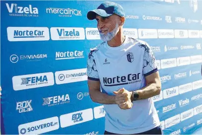  ?? Treinador do Vizela ?? Álvaro Pacheco vê o FC Porto diferente em campo, com muito mais jogo interior “Espero um Vizela com coragem para jogar olhos nos olhos com o campeão nacional”
Álvaro Pacheco