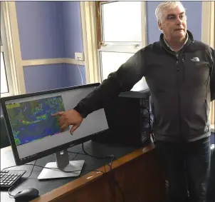  ??  ?? Mike Gill of Met Éireann explains how weather data collected on site is collated and transforme­d into easily understand­able and up to date weather maps.