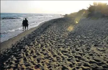  ?? REPORTAJE GRÁFICO: M. H. ?? De arriba a abajo, de izquierda a derecha, Artola, o la playa de Cabopino, en Marbella; la tranquila playa de los Rubios, en Rincón de la
Victoria; La playa de El Cable de Marbella, que no es ejemplo de espacio virgen, pero sí es tranquila y familiar; las dunas de Cabopino,
considerad­as Monumento Nacional, y
la playa de Maro.