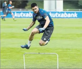  ?? FOTO: RS ?? Zubeldia sortea una valla en uno de los primeros entrenamie­ntos en Zubieta