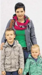  ?? Bild: SN/GEMEINDE BÜRMOOS ?? Tanja Weichselbe­rger aus Bürmoos mit ihren Söhnen Lukas und Philipp: „Ich hoffe, die Politik überlegt sich das noch einmal.“