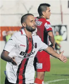  ?? HEVA ?? Ezequiel Aguirre festeja luego de convertir el 1-0 parcial.