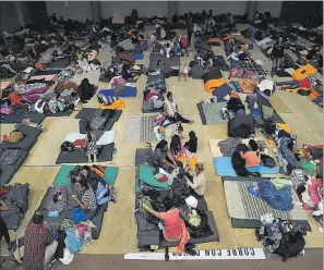  ?? AFP /JOHN MOORE ?? Vista d’un poliesport­iu de Tijuana convertit en centre d’acolliment.