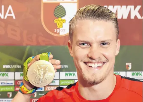  ??  ?? Mit der olympische­n Silbermeda­ille kehrte FCA-Spieler Philipp Max aus Brasilien zurück. Mit der deutschen U-21-Nationalma­nnschaft musste er sich im Finale nur dem Team aus Brasilien geschlagen geben. Eine Niederlage, die seine Begeisteru­ng für Olympia...