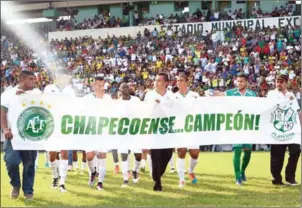  ?? ORLANDO SIERRA/AFP ?? Honduran side Platense hold a banner in homage to the victims of the Chapecoens­e plane crash before their match with Real Espana on Sunday.