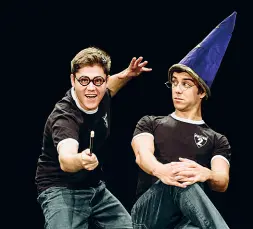  ??  ?? Sfida in coppia
Davide Nebbia e Mario Finulli nello spettacolo «Potted Potter»