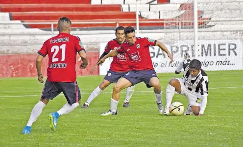  ??  ?? EL LUNES en el estadio Sergio León Chávez se juega la ida de semifnales en el Torneo de Los Soles.