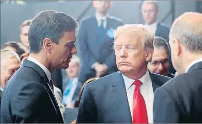  ?? OLIVIER HOSLET / EFE ?? Donald Trump observando la corbata de Pedro Sánchez, ayer en Bruselas, bajo la mirada de Erdogan