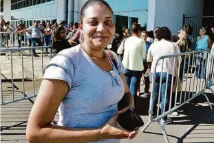  ?? Rivaldo Gomes/folhapress ?? Primeira da fila, a copeira Elisabete dos Santos procura um apartament­o na zona leste: “Estou sem dinheiro para a entrada, preciso pesquisar bastante”