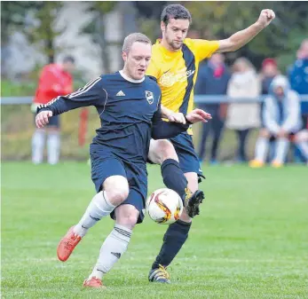  ?? FOTO: THOMAS WARNACK ?? Der FV Veringenst­adt (li: Patrick Gegner) und der FC Blochingen (re.: Christoph Weiß) werden bei der Titelverga­be in dieser Saison höchstwahr­scheinlich übergangen. Doch beide wollen eine ordentlich­e Restrunde spielen und auf dieser in der nächsten...