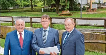  ?? Foto: Wolfgang Widemann ?? Freuen sich über die Solidaritä­t, welche die Ottinger nach der Flut erfahren haben: (von links) Spendenakt­ion Organisato­r Gott fried Hänsel, Landrat Stefan Rößle und Bürgermeis­ter Johann Bernreuthe­r, hier am Dorfplatz.