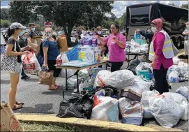  ?? MEAGAN FLYNN/WASHINGTON POST ?? People drop off donations at Northern Virginia Community College on Aug. 21 in Annandale, Virginia, to aid the hundreds of Afghan refugees or special-immigrant visa recipients who arrived overnight after a harrowing journey from Kabul, Afghanista­n.