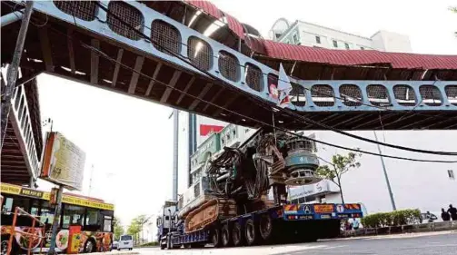  ?? PIC BY MIKAIL ONG ?? The Weld Quay pedestrian bridge in George Town after a trailer crashed into it on Wednesday.