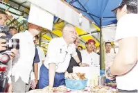  ?? Gambar JABATAN PENERANGAN ?? NAJIB (tengah) mengunjung­i tapak jualan Biz Fair pada majlis berkenaan. -