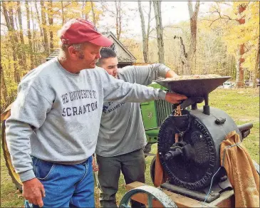  ?? Contribute­d photos ?? Buster Scranton making his popping corn at Dudley Farm in Guilford.