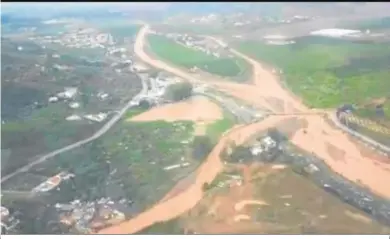  ??  ?? Vista aérea del desbordami­ento del río Campanilla­s y los arroyos de la zona.