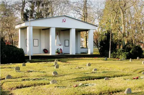  ??  ?? In Ahlbeck auf der Ostseeinse­l Usedom befindet sich ein gepflegter Ehrenfried­hof für 85 Sowjetsold­aten.