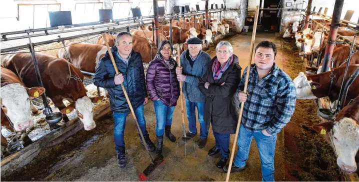  ?? Foto: Marcus Merk ?? Drei Generation­en, die erzählen können, wie sich die Arbeit auf dem Hof verändert hat (von links): Bernhard Schmid und seine Frau Barbara, die Eltern Hermann und Maya Schmid sowie Philipp, der den Sonnenhof einmal übernehmen will.