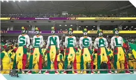  ?? ?? De esta forma tan original, los aficionado­s de Senegal apoyaron a su Selección ante Paises Bajos.