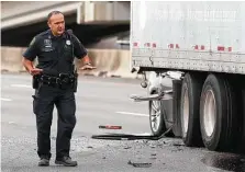  ?? Yi-Chin Lee / Staff photograph­er ?? HPD authoritie­s investigat­e where a BMW smashed into the back of a semi-truck. A friend says Khurram Ibrahim, host of a sports talk show, was killed.