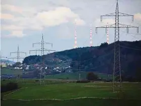  ?? Foto: Frank Weyrich ?? Die heutige Stromleitu­ng in der Nähe von Junglinste­r. Was mit der alten Stromtrass­e geschehen soll, ist unklar.