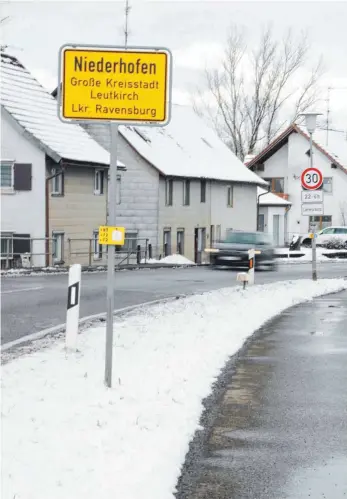  ?? FOTO: SIMON NILL ?? Für diesen Streckenab­schnitt sieht der Leutkirche­r Rechtsanwa­lt Manuel Trautwein eine rechtswidr­ige Beschilder­ung.